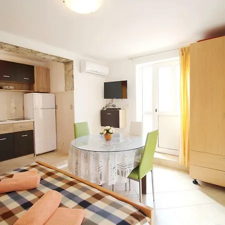 L & Z Apartment Petrcane